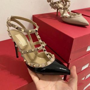 Tasarımcı Sandalet Yüksek Topuk Perçinler V Marka Noktalı Düğün Ayakkabıları 6cm 8cm 10cm İnce Topuklar Çıplak Patent Deri İki Kemer Kırmızı Pompalar 34-44
