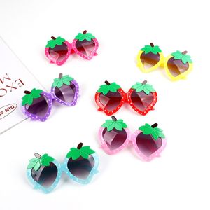 Sweet Girls occhiali da sole da modellazione per bambini occhiali da sole con montatura a fragola carini per bambini occhiali da spiaggia per fotografia protezione solare per bambini Z2145