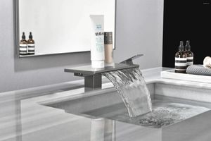 Rubinetti per lavandino del bagno Rubinetto in ottone di lusso Cascata Acqua fredda Lavabo Lavabo di alta qualità con un foro e due maniglie Grigio