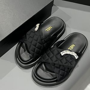 Vår/sommar Nya Cross Slippers Female Designer Luxury Diamond Velcro Sandals Classic Rubber Sole Plat Heel Shoes Bekväm vind Mjuk innerfoder