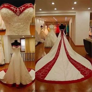 Broderi bröllopsklänning plus storlek älskling traditionella röda och vita festklänningar brudklänningar qc1080