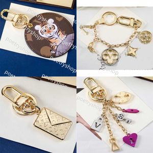 Keychains Lanyards 가죽 라운드 키 체인 디자이너 키 체인 남성 여성 부부 PORTACHIAVI CARABINER LOVER CAR KEYCHAIN ​​BANG 펜던트 키링 버클 반지