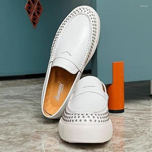 Sapatos casuais primavera e verão estilo lazer rebite sola macia couro pequeno branco cabeça redonda deslizamento em sola plana grande sapato masculino