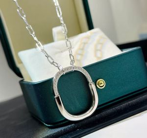 Modehalsband Designer Family Lock Series Lock Necklace Family Inlagd diamanthalsband med 18K guldpläterad medelstora låskedja