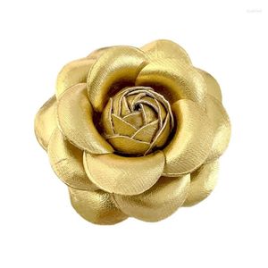 Broches de couro retro camélia flor para mulheres pérola brilhante corsage jóias de natal colar pinos crachá acessórios presentes