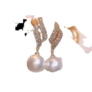 2024 Stud New Fashion Trend Design Elegant Exquisite Light Pearl Fashion Earrings Female Jewelry Party Premium Gift Wholesale R231101
