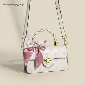 斜めのバッグデザイナーブランドディナー新しい夏のハイセンスエンボスピンクの小さな正方形のポータブルシングルショルダーバッグ女性ハンドバッグ
