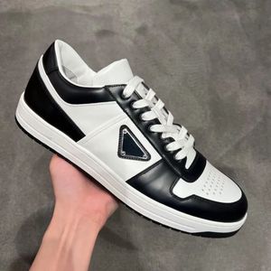 Sneakers da uomo Downtown di design Pelle elegante e comoda tutto Sneakers casual con etichetta triangolare in metallo Scarpe bianche da uomo B22 piccole