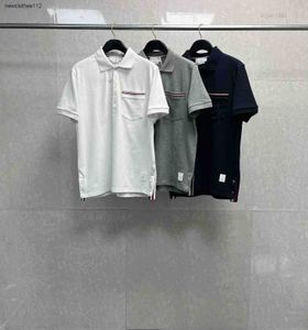 TB MENS POLO SHIRT POCKA RÖD VIT BLÅ RANDA LAPEL CASUELL VERSATILE TOP för män och kvinnor på sommaren enkla korta ärmar