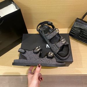 Quilded Dad Sandal Famous Designer Woman Sandale Femme Luksusowe kapcie kremowe beżowe damskie suwaki skórzane platforma Sandalias Sandalias para mujer regulowany pasek