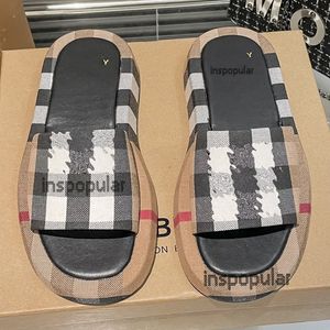 Lyxvarumärke Skiv Flat Mens Designer Shoes Decorated With Plaid Print Vintage Slippers Summer Beach Vacation Women Sandal Comforts Casual Mule Platform