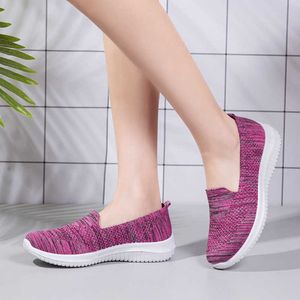 Novos sapatos de caminhada de salto baixo respirável feminino para lazer voando tecelagem sapatos um passo mãe de meia idade e velhice