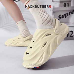 Sommaren 2024 Nya tofflor för herrarens utkläder Dual Purpose SOLE SOLE HOLE Sandaler Sportstrandskor Kvinnlig designer Leisure Sports tofflor Storlek 35-45