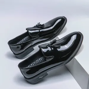 캐주얼 신발 고품질 세련된 남자 특허 가죽 클래식 블랙 술 브랜드 편안한 연회 파티
