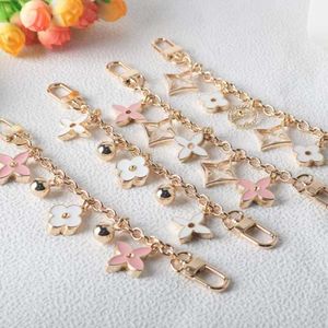 Keychains Four-leaf clover element metal bag with decorative bag revamp Replace chain delicate sweet high-grade pendant pendant