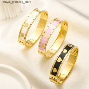 Charm armband varumärkesdesigner bokstäver s söta kärlek hjärta guld plätering staiess stål lyckliga manschett bangles kvinnor flickor bröllop fest charm bangles smycken gåva Q240321