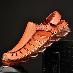 Sandálias masculinas de verão, sapatos perfurados respiráveis, solas macias, antiderrapantes, sapatos de praia, designers, esportes, lazer, sapatos de couro, tamanhos 38-46