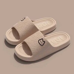 Chinelos nova casa de verão slide interno para homens e mulheres plana bonito urso de desenho animado antiderrapante sapatos de praia ao ar livre chuveiro stick01UANA H240322LR4P H240322