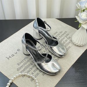 243 Kleid IPPEUM Tabi-Schuhe Split Toe Silber Round Heel Pumps Ankel Buckle Straps Sandalen Hochzeit Mary Janes Tabis S 30467 s