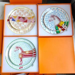 Set di piatti di design Bone China Stoviglie di fascia alta Piatto occidentale Piatto piano da 10 pollici e Piatto poco profondo da 8 pollici Club alberghiero di fascia alta