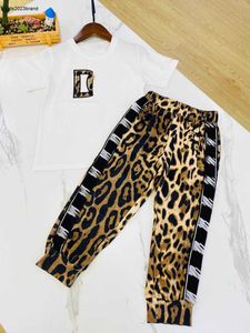 New Kids Clothes Baby Tracks Size 90-150 cm Summer Two-Piece Set broderad logotyp T-shirt och Leopard Print Pants 24mar