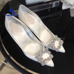 Pompe 2022 Nuove donne nere argento scarpe da sposa per matrimoni da sposa in finto seta di seta di raso di rinestina di pompe poco profonde con tacco alto