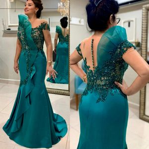 2024 Plus Size Mother of the Bride Gowns Hunter Green Illusion Formella klänningar för kvinnor Kort ärmade sjöjungfru Lace Groom's Mother Dress for Wedding Marriage AMM156