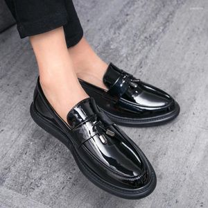 Sapatos casuais masculinos lazer festa banquete vestidos de couro patente borlas deslizamento em sapato preguiçoso chinelos de fumar oxfords mocassins homem calçado