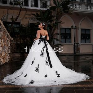 黒と白のゴシック様式のウェディングドレス2024恋人ブラックサッシュラインボヘミアンビーチ中世の花嫁ドレスチュールギリシャ語ベスティドスデヴィアシックアップリケレースブライダル