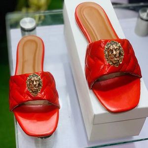 Nya höga klackar kvinnors sandaler Lion Hardware Buckle med Summer Slippers Luxury High Heels T15