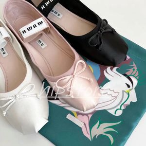 Miui Heel Ballet Flat Yoga Luxury Casual Shoe For Woman Ballerinas Loafer Dress Shoes Dance Designer Shoe Miui Leather Satin Shoe Black White Pink Bowsexy Storlek 35-41