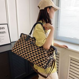 Bolsas de moda de marca de varejo por atacado Bolsa de bagagem de mão de grande capacidade para homens Viagens de ônibus da moda Bolsas de viagem de curta distância Mulheres ombro único