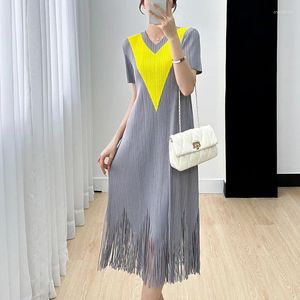 Party Dresses Miyake Fold Short Sleeve Dress Pressed Ruffled Women's 2024 Summer NICHE DESIGN MID LÄNGRE Färg Matchning Temperament