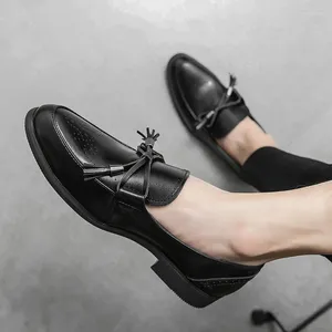 Sıradan Ayakkabı 2024 Lüks Fashionn Sandalye Avrupa Tarzı Men Men Tassel Loafers Resmi Elbise Ayakkabı Slip-On Business Shoe