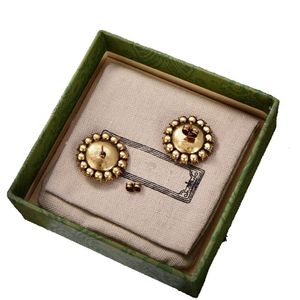 I nuovi accessori alla moda con diamanti in oro G-stud del designer Gold sono buoni solo come gioielli con orecchini a bottone con diamanti