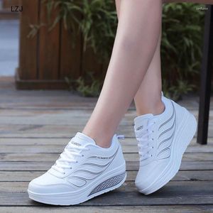 Sıradan Ayakkabı 2024 Tasarımcı Beyaz Platform Spor ayakkabıları Kadın Tenis Feminino Kama Ayakkabı Sepeti Femme Eğitmenler