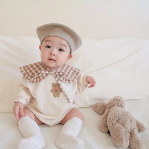 3587B Born Clothes Baby Bodysuit Autumn Cartoon Bear Boys kläder med rutig krage småbarn flickor onesies 240318