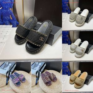 2023 Designer Slides klackar sandaler stickade halm vävda tjocka botten tofflor kvinnors utkläder casual anti slip platta sommar mode sandaler