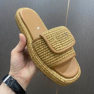 Pantofole firmate da donna Ciabatte da spiaggia da donna Scarpe con patta Sandali con pantofola in paglia Ciabatte con plateau Sala casual Mulo da esterno Scarpe facili da indossare preferite Sandali di alta qualità