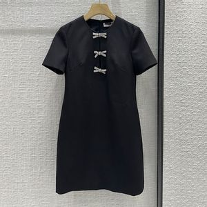 Trendy 24 Frühjahr/Sommer Neues Perlen-Schleifen-Dekoration Rundhals-Kurzarmkleid Minimalistisches kleines A-Edition-Schwarz-Kurzrock