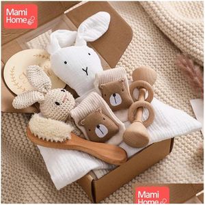 Keepsakes Baby Double Sided Cotton Blanket Born Bath Set Gifts Box Wooden Cloghet Rattle Brushs Bracelet Towel For Shower Gift 231026 Ottdg