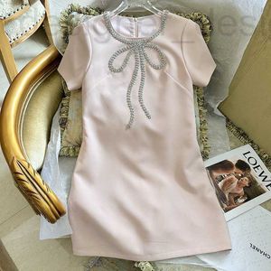 Vestidos casuais básicos da marca Miu vestido rosa de manga curta com design de laço de diamante feito à mão, saia evasê, vestido socialite slim fit, novo estilo de verão WEQ8