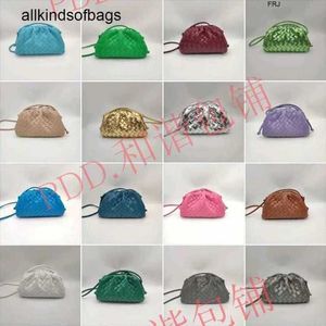 Bottegvenetas väskor påsar mjukt läder vävt moln 2024 Nya kvinnors dumpling mode en axel crossbody hand fold har logo f6wm