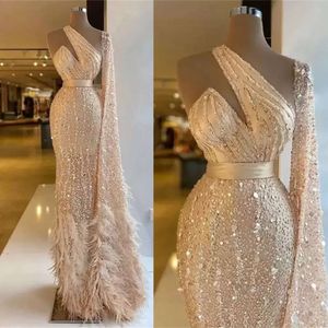 Seksi ışıltılı denizkızı balo elbiseleri devekuşu tüy bir omuz boncuk pullu uzun kollu yarışçı gece elbisesi zarif vestido de gala