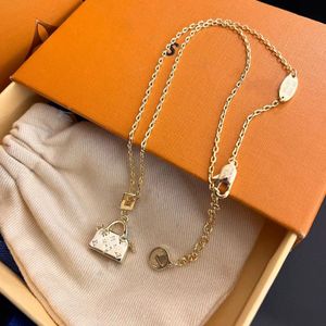 Brand Heart Pendant Necklace Designer For Women Silver Necklaces Vintage Design Gift Long Chain Love Couple Family Jewelry Necklace Style Letter
