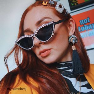 2 datorer Fashion Luxury Designer Instagrams Populära Cat Eye Studded Diamond Solglasögon 2023 Nya kvinnors solglasögon Fashionabla och trendiga solglasögon