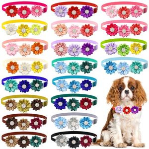 犬のアパレル50/100 PCかわいい花の弓花びらを混ぜ合わせる色グルーミングアクセサリーペットとダイヤモンドキャットボウタイカラー