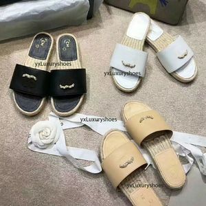 2024 Designer Paris explosive women's sandals Summer beach luxury fashion street casual flat shoes women's bow two C letter slippers 35-41