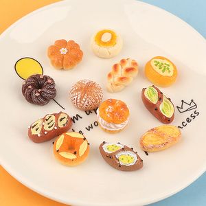 樹脂の食べ物と遊びシミュレーションパンとデザートDIY電話ケースヘアクリップアクセサリードールハウスおもちゃの家の小さな装飾品携帯電話のアクセサリーストラップチャーム