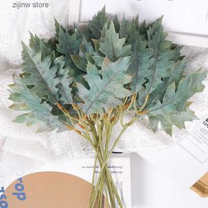 Faux kwiatowa zieleń 5pcs liść klonowy sztuczny bukiet rośliny fałszywy kwiat do dekoracji domu dekoracja ślubna Ogrodowa wazon wazon akcesoria Y240322